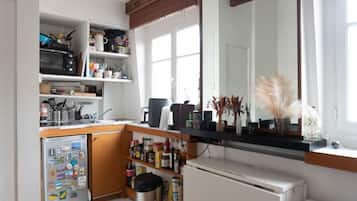 Coffee/tea maker, fridge, oven