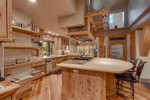 Refrigerador, cafetera y tetera, utensilios de cocina y comedor 