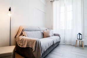 City Apartment | Living area | 30-inch flat-screen TV with digital channels - MyHomeInComo - S&O Apartment (Como)