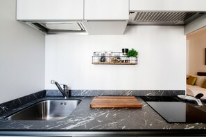 City Apartment | Private kitchen | Espresso maker, electric kettle - MyHomeInComo - S&O Apartment (Como)