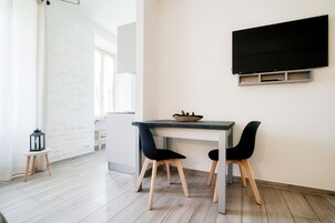 城市公寓 | 起居区 | 30-英寸纯平电视（配备数码频道）