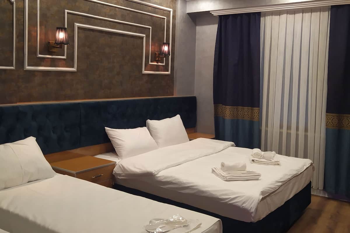 Chambre Triple Confort | Literie de qualité supérieure, minibar, coffres-forts dans les chambres