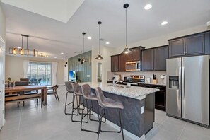 Fridge, microwave, oven, stovetop - Exquisite and Spacious! Family Villa (Four Corners)
