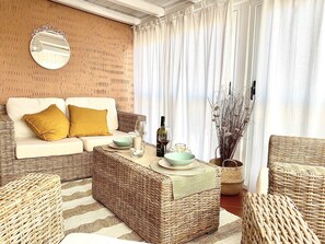 Smart-TV, Kamin, Bücher