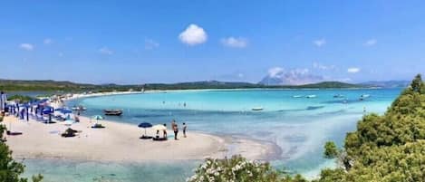 Una spiaggia nelle vicinanze