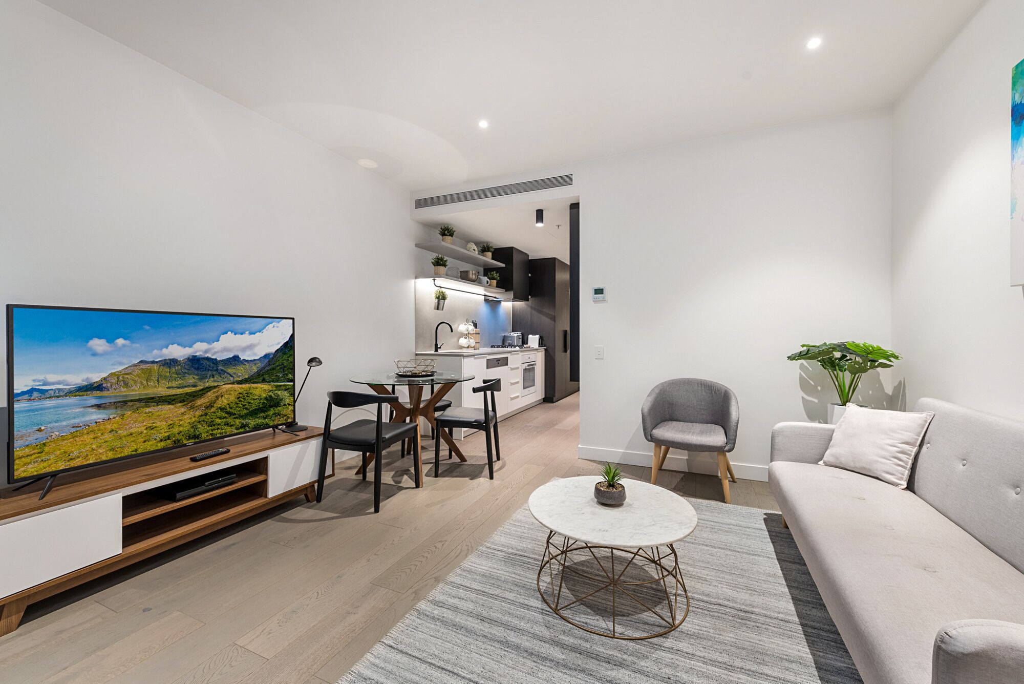 Sleek Unit with Rooftop in Heart of Dining and Bar