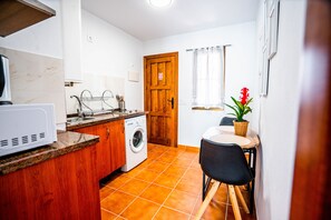 Køleskab, mikrobølgeovn, kogeplade, kaffe-/temaskine