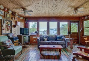 Smart TV, offices - " The Fish Camp" - cozy waterfront getaway (Hampstead)