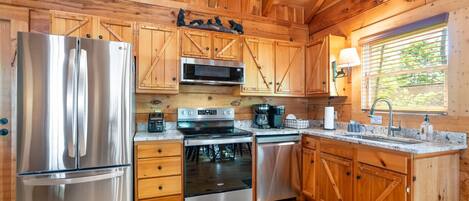 Een koelkast, een magnetron, een oven, een kookplaat