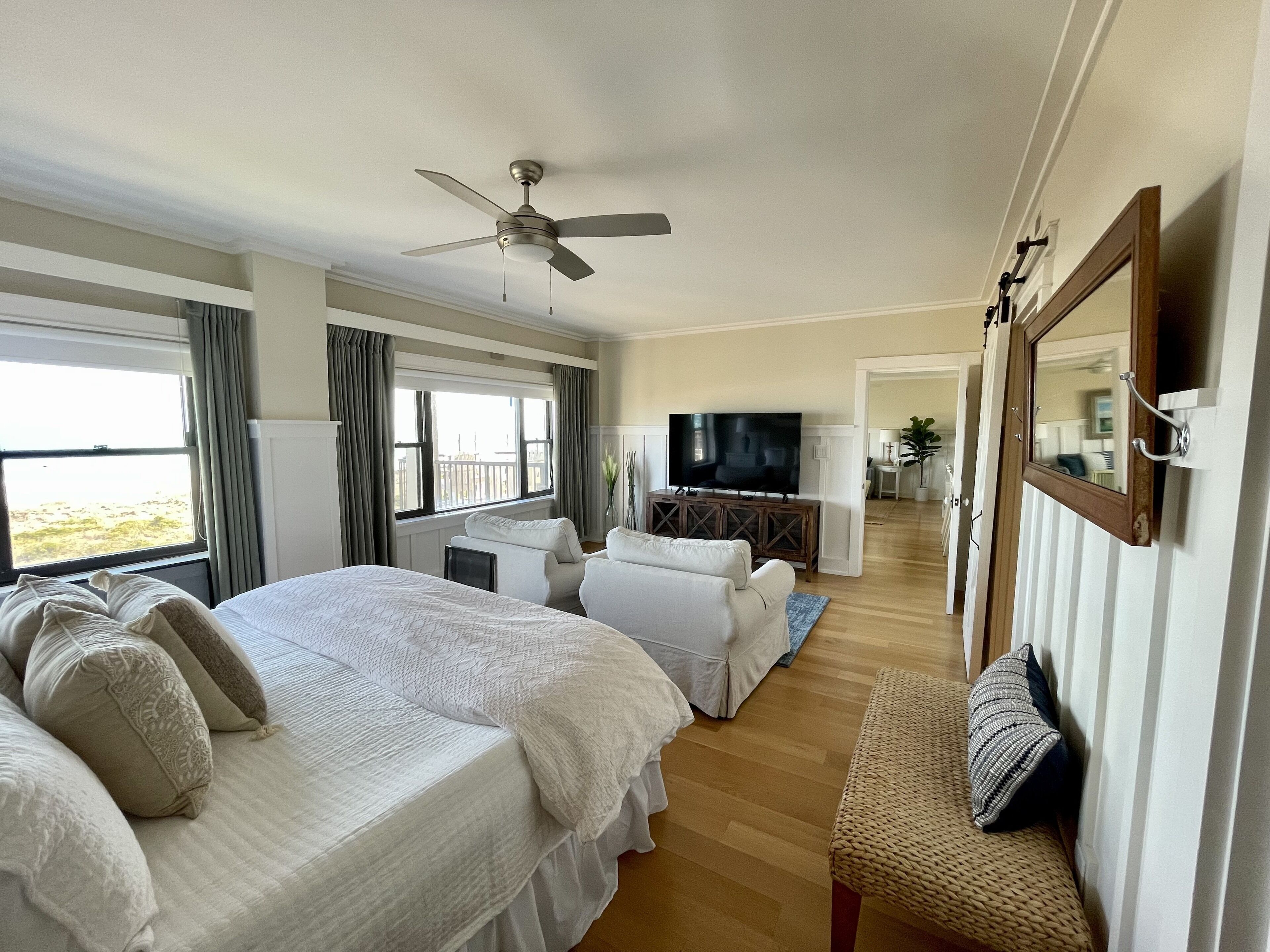 3 多间卧室、办公桌、免费 WiFi、床单