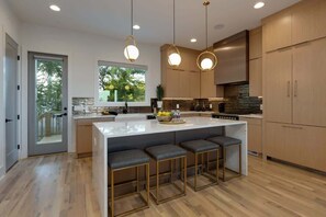 Refrigerador, microondas, horno, placa de cocina