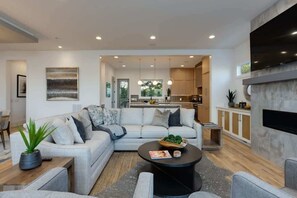 TV, peis, stereoanlegg og kontorer