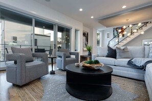 TV, lareira, aparelho de som, escritórios