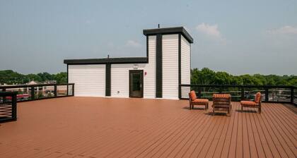 New Nashville Condo with 2 King beds, walk to bars