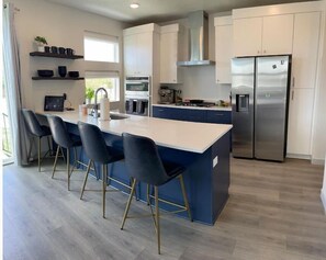 Microwave, dishwasher, coffee/tea maker, cookware/dishes/utensils