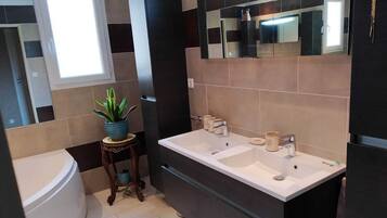 Badewanne, Haartrockner, Handtücher, Toilettenpapier
