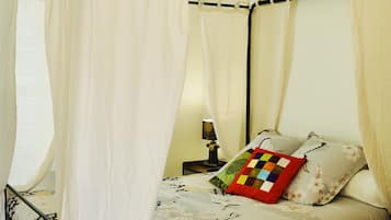 4 slaapkamers, een strijkplank/strijkijzer, reisbedje, gratis wifi