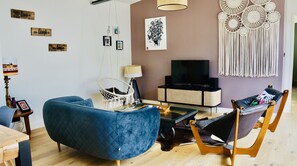 Fernseher, DVD-Player, Bücher, Stereoanlage