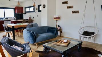 Televisie, een dvd-speler, boeken en een stereo