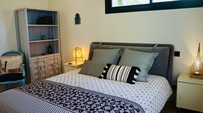 4 habitaciones, tabla de planchar con plancha y cuna de viaje 