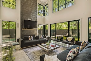 Smart TV, fireplace, video games, printers - Midtown Modern Showpiece - Pool - Pets - Rooftop (Atlanta)