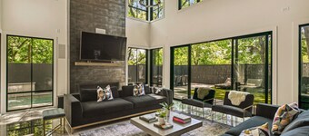 Midtown Modern Showpiece - Pool - Pets - Rooftop