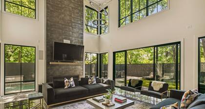 Midtown Modern Showpiece - Pool - Pets - Rooftop