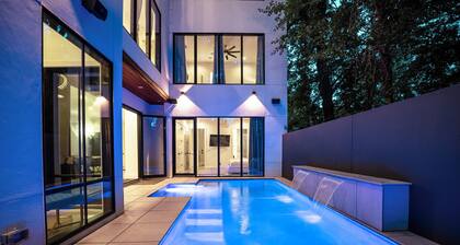 Midtown Modern Showpiece - Pool - Pets - Rooftop