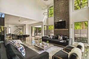 Smart TV, chimenea, videojuegos y impresora 