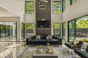 Smart TV, chimenea, videojuegos y impresora 