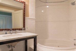 Bathtub, hair dryer, towels, soap - Beach condo (York)
