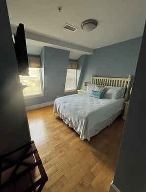 2 bedrooms, iron/ironing board, WiFi, bed sheets - Beach condo (York)