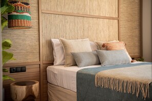 2 عدّة غرف نوم وخزنة داخل الغرفة ومكتب ومكواة/لوح كي