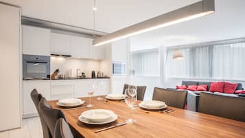 Superior-Apartment | Eigene Küche | Großer Kühlschrank, Ofen, Herdplatte, Geschirrspüler