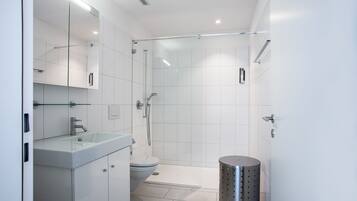 Superior-Apartment | Badezimmer | Dusche, Handtücher, Shampoo