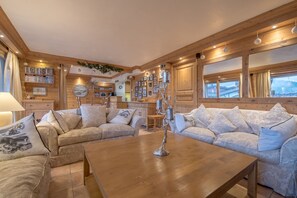 Fernseher, Kamin, DVD-Player, Bücher