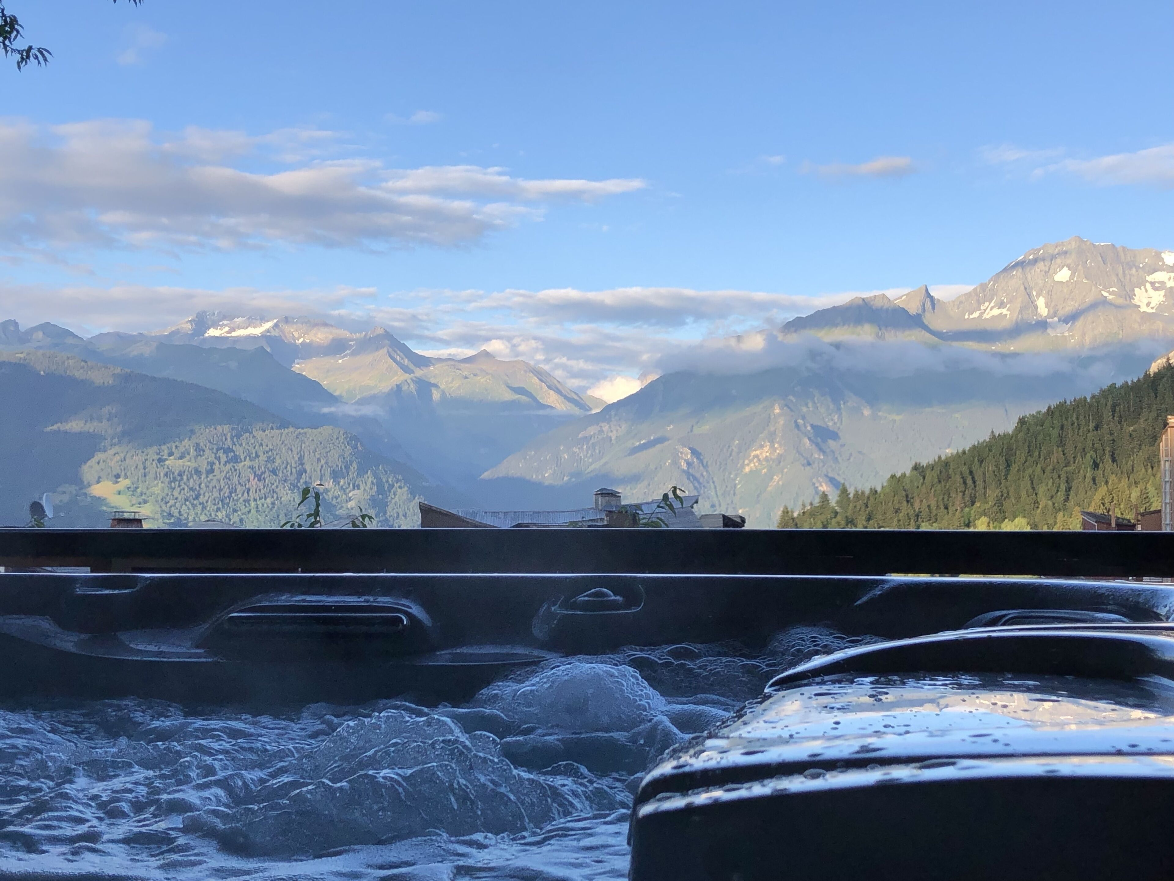 Un paysage montagneux sous un ciel dégagé.