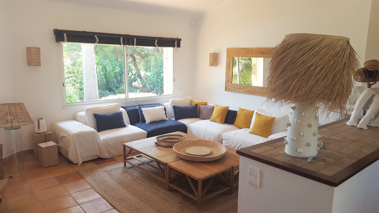 Ein modernes Wohnzimmer mit einer Sofagarnitur, einem Couchtisch und einer Lampe.