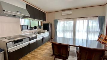 Refrigerador, microondas y utensilios de cocina