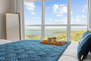 5 bedrooms, desk, iron/ironing board, travel cot