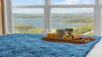 5 slaapkamers, een bureau, een strijkplank/strijkijzer, reisbedje