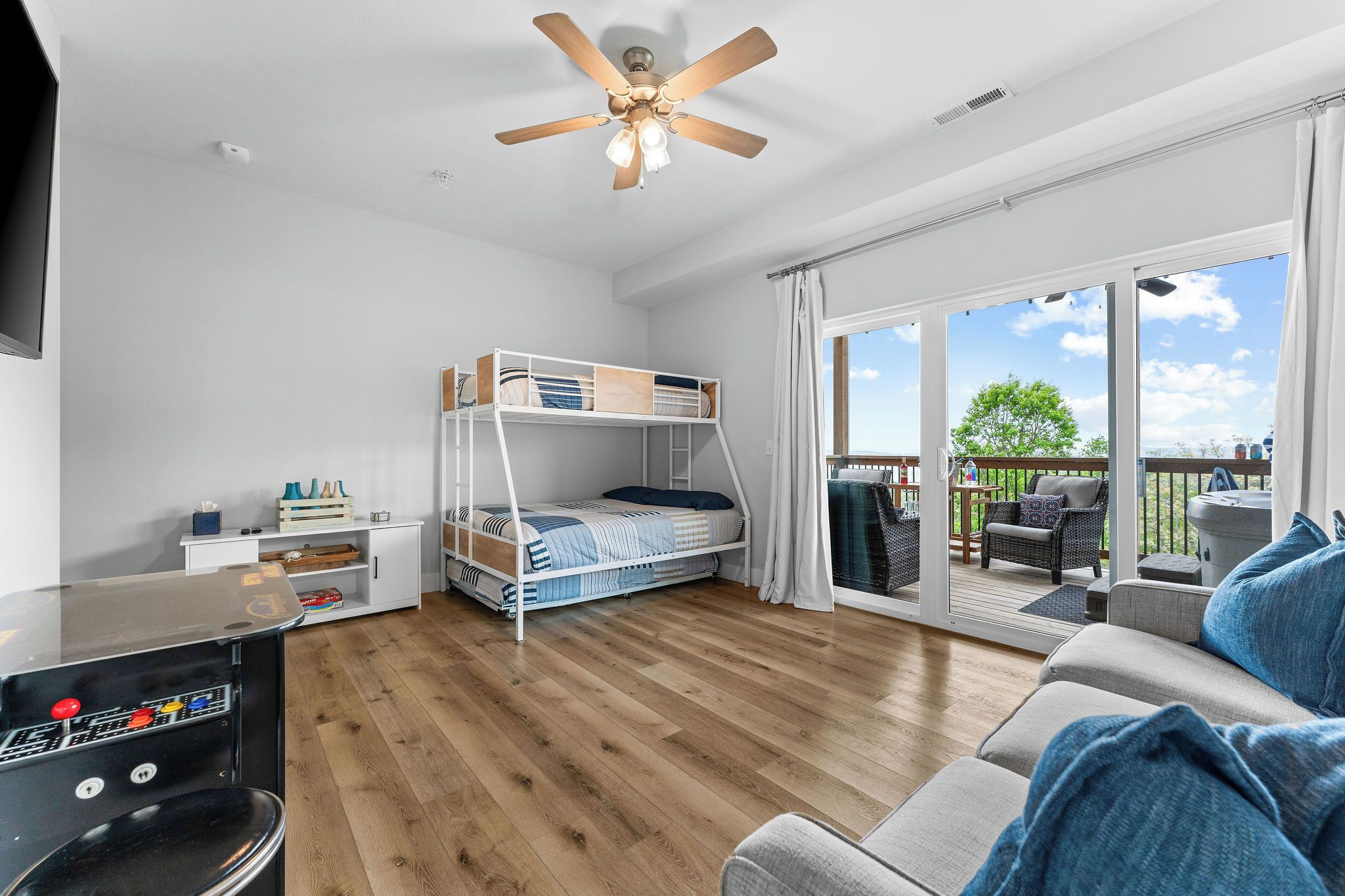 5 chambres, bureau, fer et planche à repasser, lit parapluie