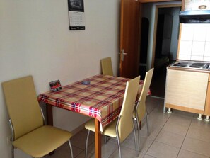 Apartment, 2 Queen Beds | Private kitchen
