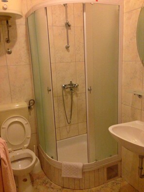 Apartment, 2 Queen Beds | Bathroom