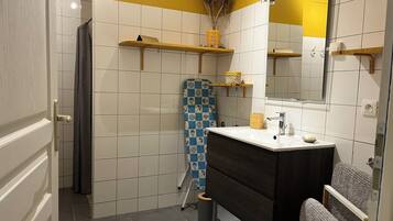 Dusch, hÄrtork och toalettpapper