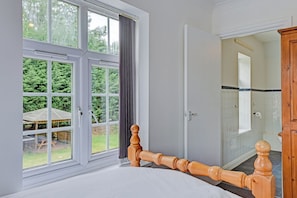 Standard Twin Room, 2 Single Beds | Desk, iron/ironing board, bed sheets - OYO the Gables Hotel, Birmingham Airport (Solihull)