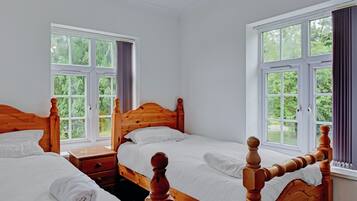 Standard Twin Room, 2 Single Beds | Desk, iron/ironing board, bed sheets