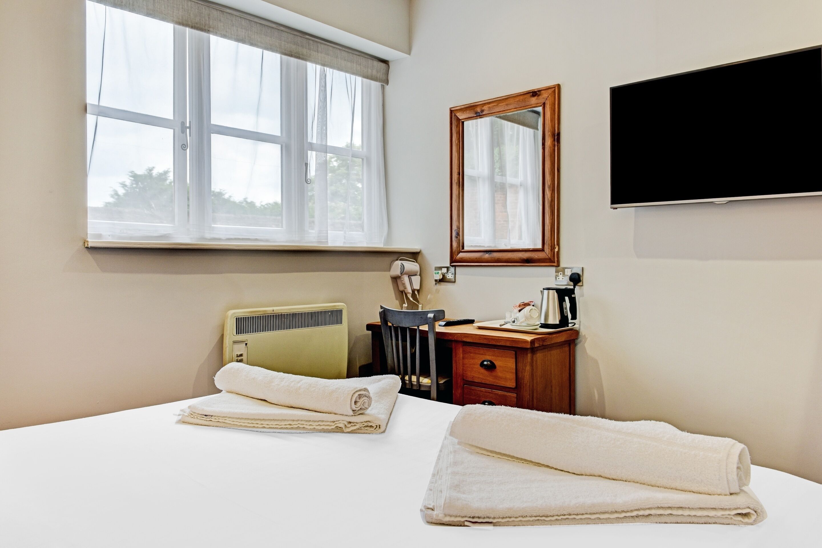 standard double room, 1 double bed | desk, iron/ironing board, bed sheets