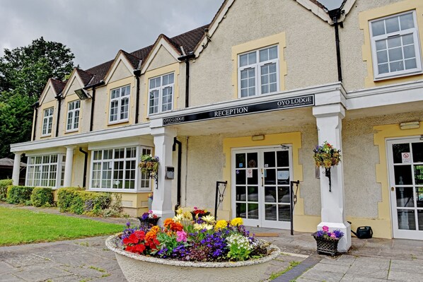 Front of property - OYO the Gables Hotel, Birmingham Airport (Solihull)