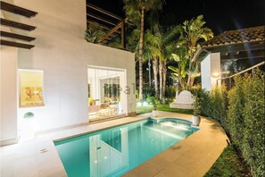 Een buitenzwembad en een verwarmd zwembad